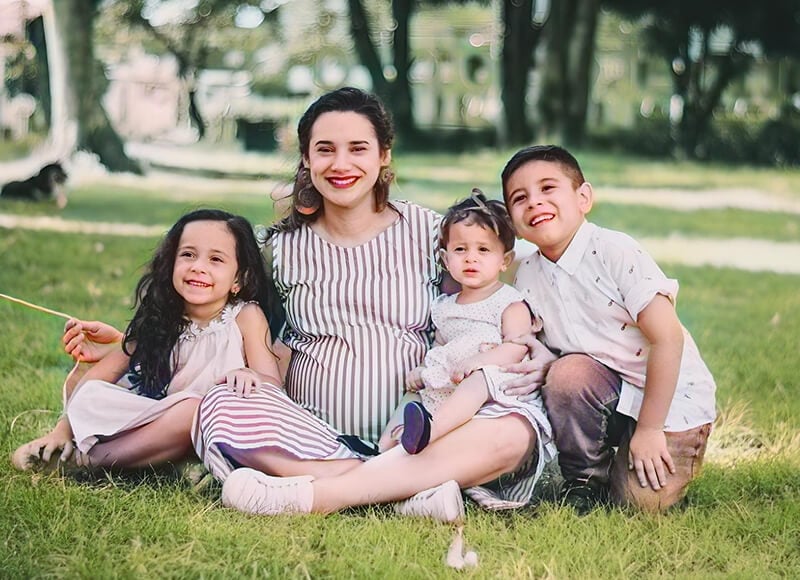 Une version restaurée et colorisée de la photo de famille avec des couleurs naturelles éclatantes et détails nets