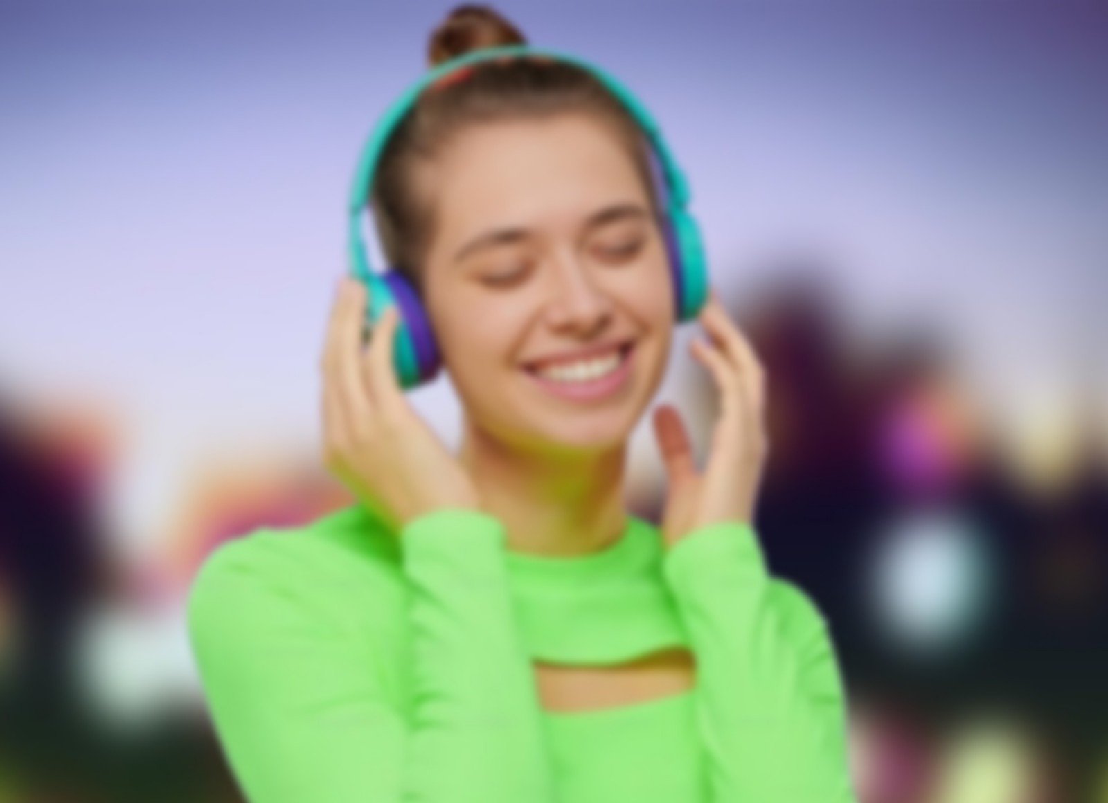 Bannière floue d’améliorateur d’image représentant une femme écoutant de la musique avec un casque