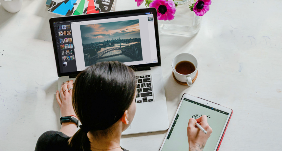 女性のデザイナーがFotorを使ってコンピューターとタブレットでデザインを作成